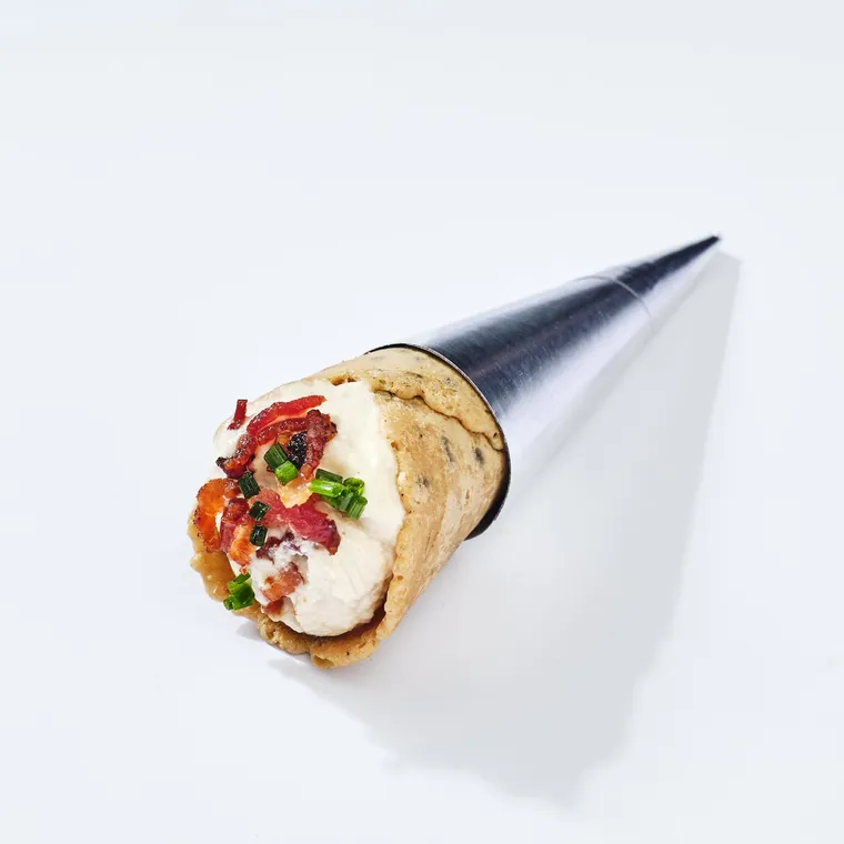 Cornet garni de charcuterie et de crème aux cèpes, sur fond blanc