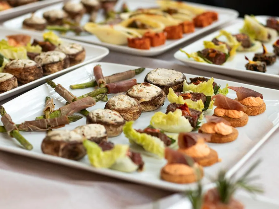 Plateaux de pièces cocktail : champignons farcis, asperges roulées, bouchées sur toast