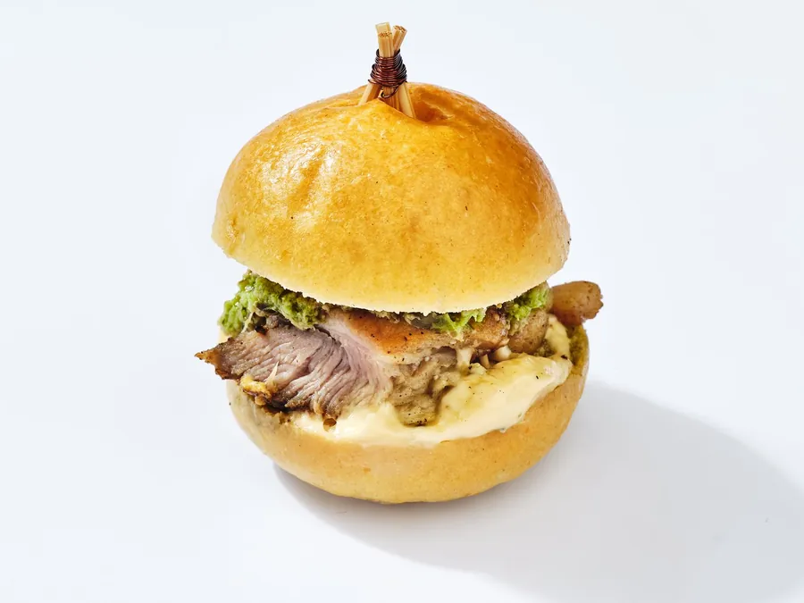 Bao garni de viande effilochée, sur fond blanc