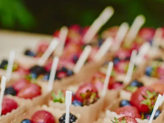 Coupelles de fraises et de myrtilles sur crème