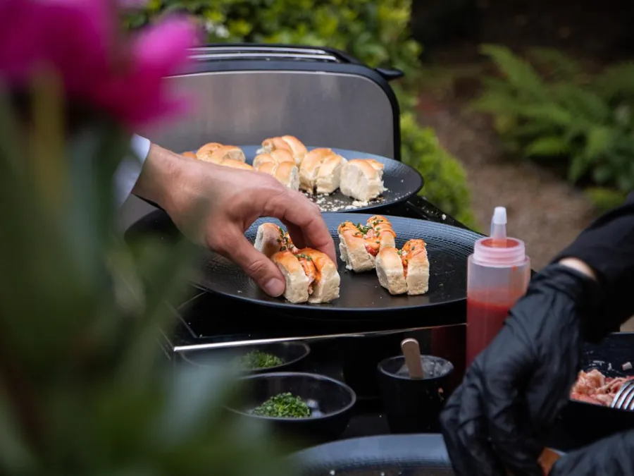 Bouchées saisies à la plancha pendant une réception en extérieur