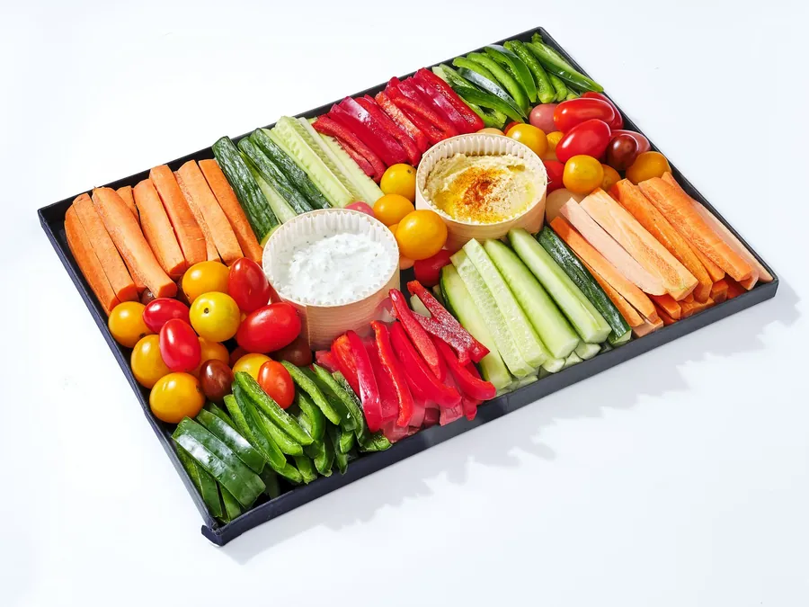 Plateau noir de bâtonnets de légumes, tomates cerises et deux sauces à tremper